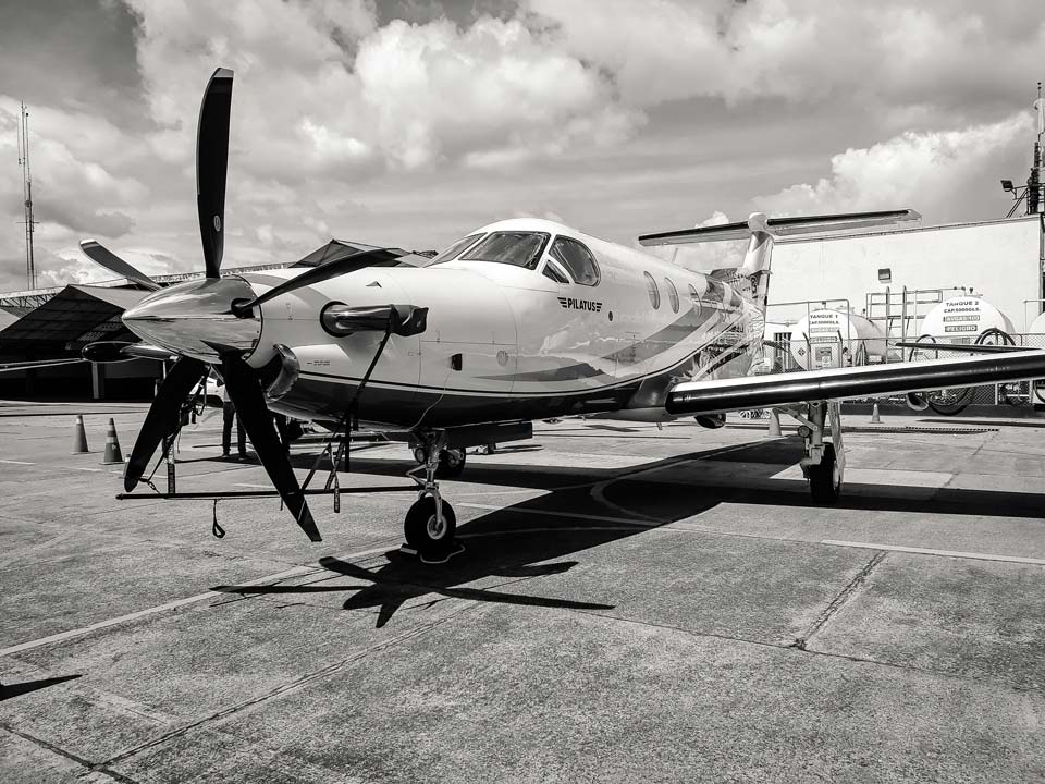 avion de tourisme mono-moteur à hélice stationné sur une piste d'aéroport