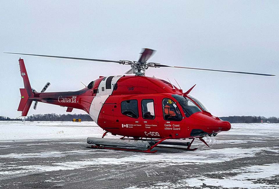 hélicoptère rouge de la garde cotière canadienne